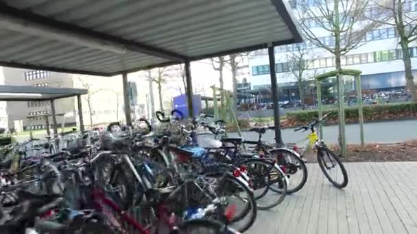 Schnelle Kamerafahrt Hinter Geparkten Fahrrädern Deutschland — Stockvideo