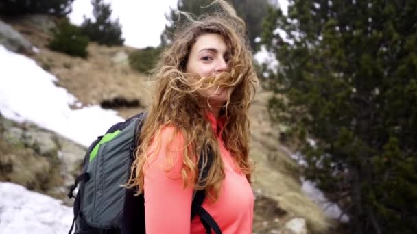 Retrato Câmera Lenta Jovem Mulher Caucasiana Feliz Cabelo Loiro Longo — Vídeo de Stock