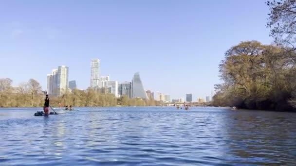 Die Skyline Von Austin Und Menschen Beim Paddeln — Stockvideo