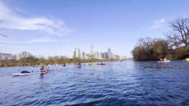 Άνθρωποι Paddling Barton Springs Austin Τέξας — Αρχείο Βίντεο