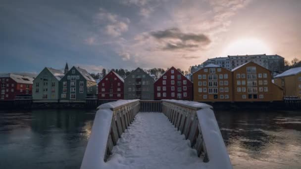 브리지 건널목 건너는 Walkway Covered Snow Sunset Trondheim Norway 배경에는 — 비디오