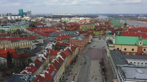 ポーランドのワルシャワにある旧市街へのロイヤルルート上の空中ドローンビュー — ストック動画