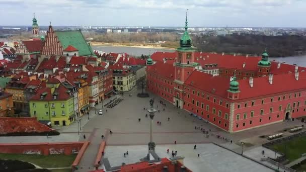 ポーランド ワルシャワの旧市街のロイヤル城周辺の空中ビュー ドローンショット — ストック動画