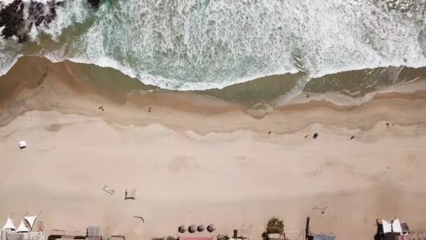 Vista Aérea Pequeño Pueblo Playa México Olas Que Estrellan Contra — Vídeos de Stock