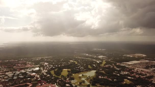 Letadlo Letící Nad Golfovým Hřištěm Zatímco Paprsková Světla Jsou Vidět — Stock video