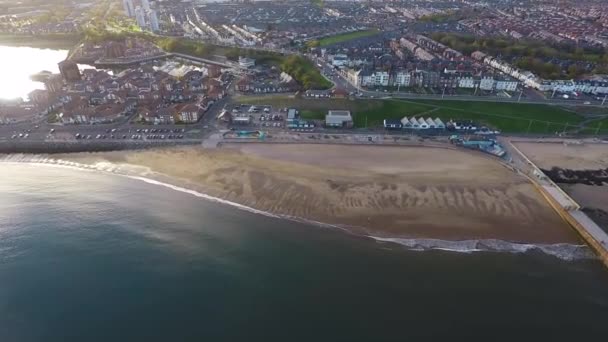 Roker Beach Sunderland Einem Ruhigen Tag Drohnenschuss Aus Der Luft — Stockvideo