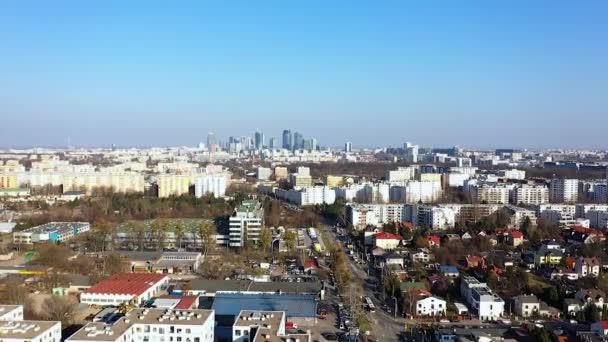 Flygdrönare Utsikt Över Grannskapet Mot Warszawa Skyline Soliga Polen — Stockvideo