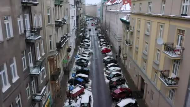 ワルシャワの狭い雪の通り ポーランドの冬の日の上空の景色 — ストック動画