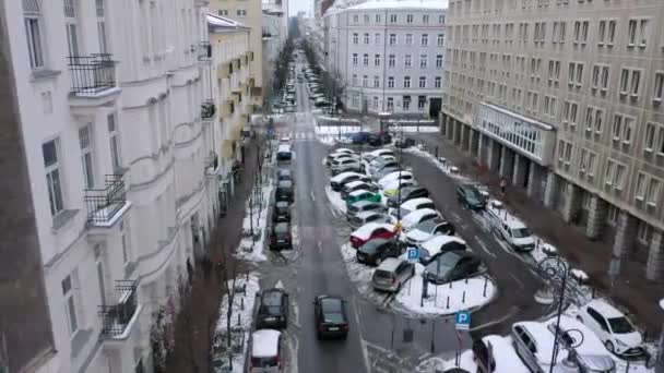 Pandangan Udara Tentang Mobil Yang Mengemudi Jalan Jalan Bersalju Warsawa — Stok Video