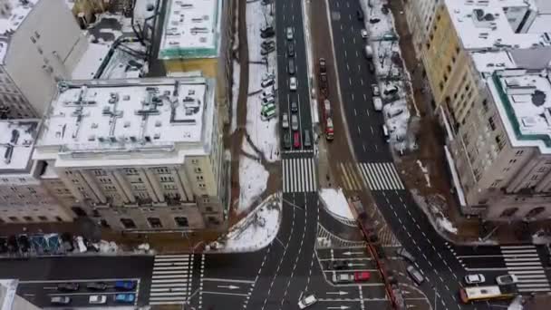Повітряний Вид Виглядом Тролейбуси Сніжних Вулицях Варшави Польща Поворотний Високий — стокове відео