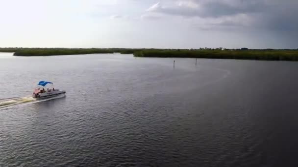 Letecký Pohled Kolem Lodi Vlnící Americkou Vlajkou Palubě Floridě Kroužící — Stock video