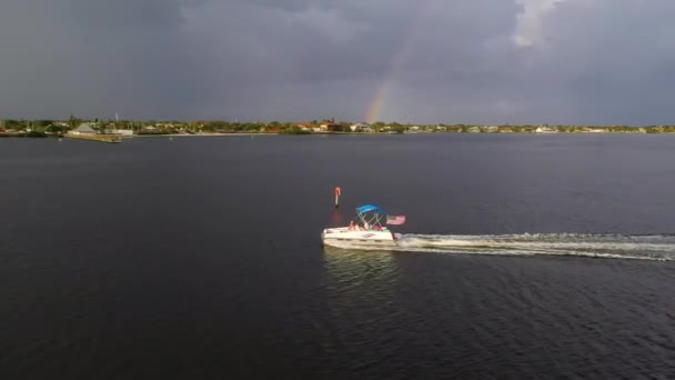 Luchtfoto Rond Een Boot Met Een Regenboog Achtergrond Florida Baan — Stockvideo