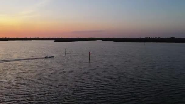 Вигляд Повітря Навколо Човна Пливе Через Море Захід Сонця Узбережжі — стокове відео