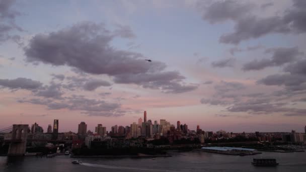 Vista Aérea Helicóptero Volando Sobre Paisaje Urbano Brooklyn Atardecer Nueva — Vídeos de Stock