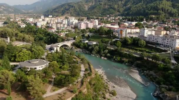 蓝色水系河流的无人驾驶航空图像 Prmet是阿尔巴尼亚南部Gjirokastr县的一个小镇和自治市 — 图库视频影像