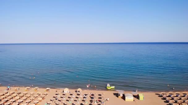 Nipa Hut Umbrellas Sandy Shore Tsambika Beach Rhodes Greece Výstřel — Stock video