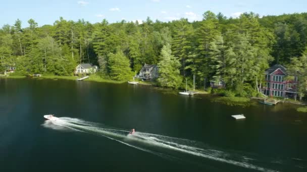 Drone Aérien Suite Tir Sur Bateau Moteur Tirant Skieur Nautique — Video