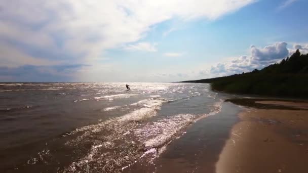 Zon Schijnt Een Vlieger Surfer Golven — Stockvideo