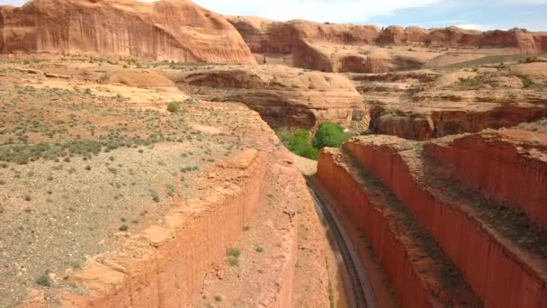 Stigande Flygfoto Ovanför Tåg Spår Skär Genom Canyon Desert Lands — Stockvideo