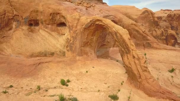 美国犹他州天然砂岩拱门 巨型日冕拱门的史诗式空中后撤射箭 — 图库视频影像