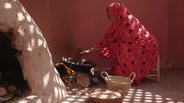 Mujer Marroquí Junto Fuego Cabaña Preparando Cena — Vídeos de Stock