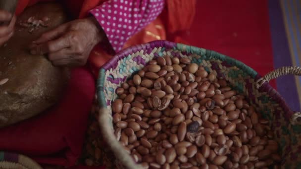 Verpletterende Argan Zaden Met Hand Met Stenen Van Dichtbij Pan — Stockvideo