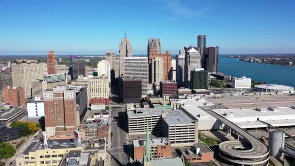 Smooth Backwards Flying Aerial Shot Detroit Michigan Skyline Beautiful Clear — Stock Video