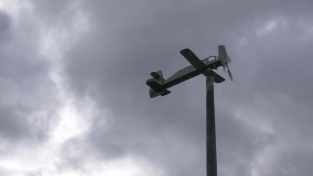 Avión Calabaza Viento Moviéndose Con Viento Delante Nubes Grises — Vídeos de Stock