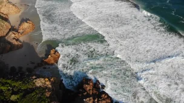 Drohnenaufnahmen Bei 97Fps Von Ozean Meer Wellen Klippen Strand Einem — Stockvideo