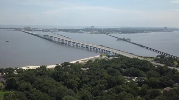 密西西比州海洋泉湾海岸俯瞰处的大桥放大 — 图库视频影像