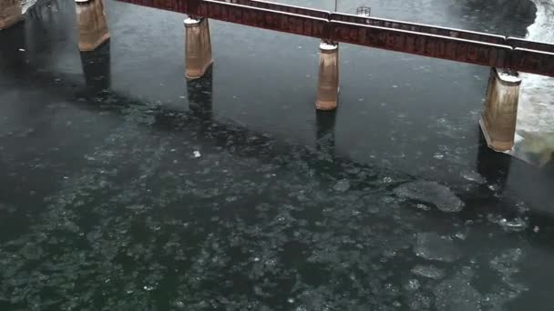 Spoorwegbrug Het Midden Van Icy River Aerial Fly — Stockvideo