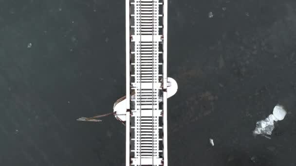Puente Ferrocarril Cubierto Nieve Sobre Río Helado Aerial Wide Fly — Vídeos de Stock