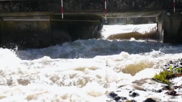 Långsam Rörelse Turbulent Flod Bron Med Hängande Randiga Grindar För — Stockvideo