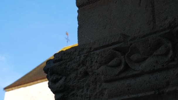 Enthüllung Eines Dachs Hinter Einem Antiken Gebäude Einem Sonnigen Tag — Stockvideo