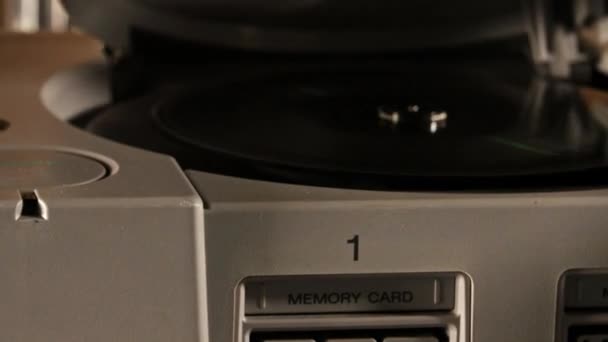 Швидко Відкриваючи Vintage Playstation Консоль Обертовим Диском Slide Right — стокове відео