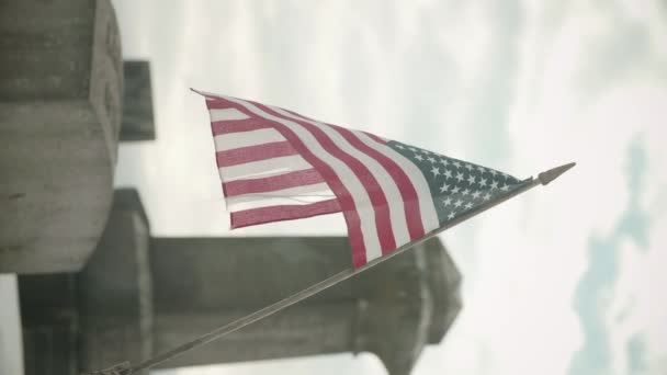 Amerikansk Flag Foran Gamle Gravsten Lodret Langsom Bevægelse – Stock-video