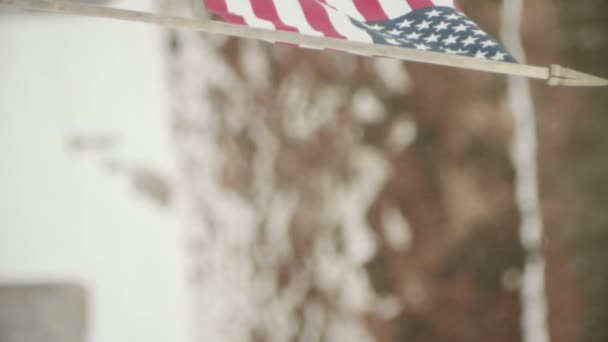 Американский Флаг Развевающийся Ветру Кладбище Медленно Движется — стоковое видео
