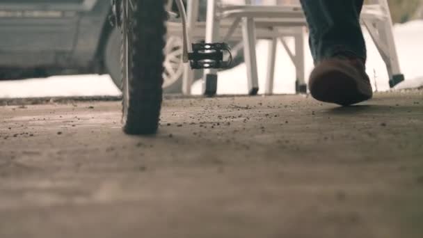 Bicicleta Con Neumático Plano Rodando Garaje Cerrar Rack Focus — Vídeo de stock