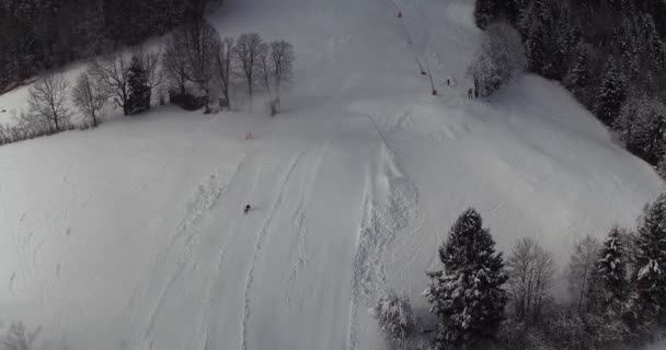 滑雪场上滑雪者俯卧滑雪场上的无人驾驶飞机射击 — 图库视频影像