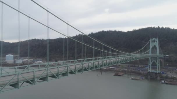 Autos Bicicletas Cruzando Puente Johns Sobre Río Willamette Portland Oregon — Vídeos de Stock