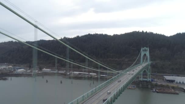 Autos Bicicletas Que Viajan Través Del Puente Johns Portland Oregon — Vídeo de stock