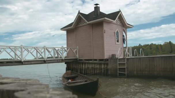 Ξύλινη Βάρκα Κωπηλασία Δίπλα Μικρή Παραλία Hut Ένα Dock — Αρχείο Βίντεο