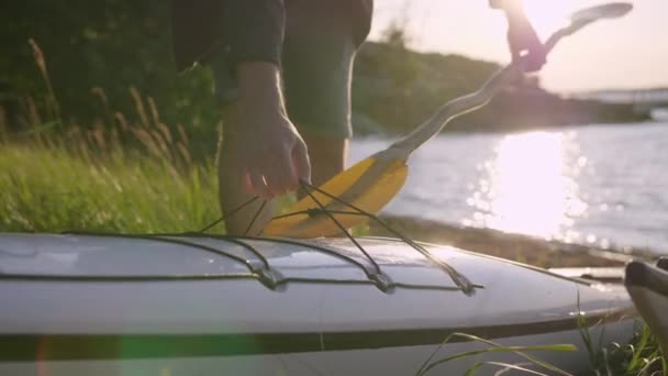 独木舟划桨位置海滩边夕阳西下 — 图库视频影像