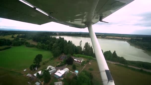 オレゴン州ポートランド近郊の市営空港に着陸する小さな飛行機の窓からリアルタイム映像 — ストック動画