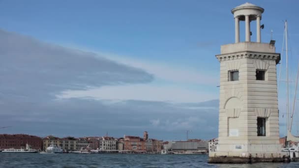 港の景色を望むヴェネツィア灯台とタイムラプスの青い空 — ストック動画