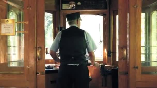 Motorman Die Willamette Trolley Bedient — Stockvideo