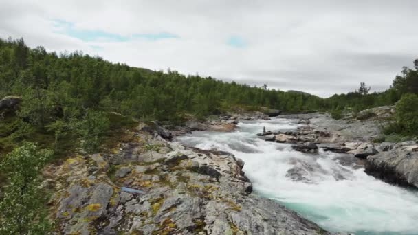 Piękna Dzika Rzeka Zastrzelona Norwegii Wodospad Sfilmowany Lewej Prawo Dronem — Wideo stockowe