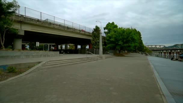 Radfahrer Und Touristen Genießen Den Blick Von Der Eastside Esplanade — Stockvideo