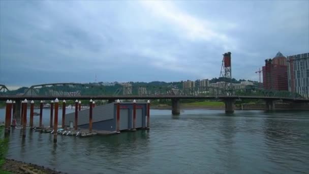 霍桑大桥和波特兰市中心沿着威拉米特河从东面的滨海广场 — 图库视频影像