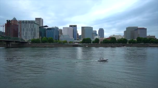 Boater Disfrutando Del Río Willamette Centro Portland Oregon Desde Eastside — Vídeos de Stock